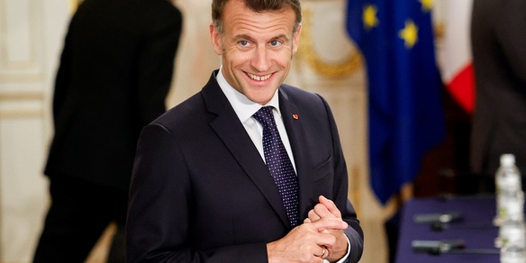 Macron, 'irrealistica un'operazione militare per liberare Hormuz'