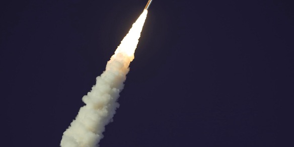 Artemis II lascia l'orbita terrestre, diretta verso la Luna