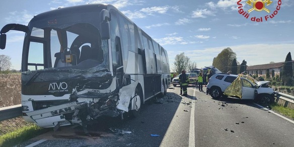 Bus contro auto, un morto e cinque feriti nel Veneziano