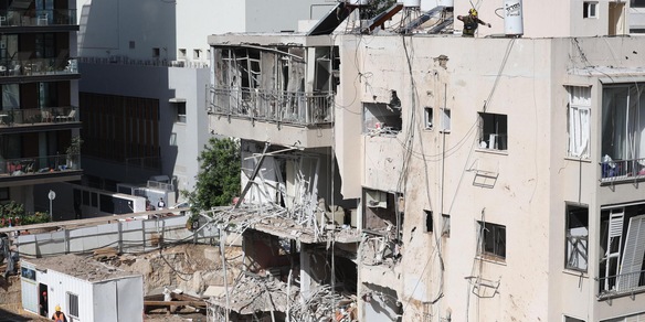 Missili israeliani sferzano il centro di Israele, ingenti danni e sei feriti