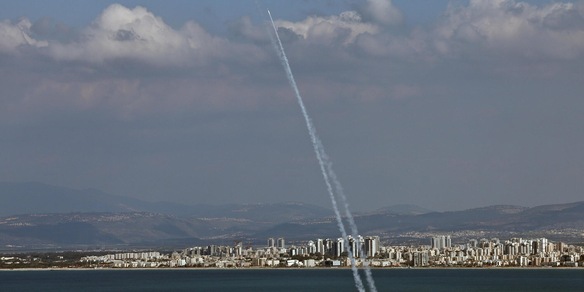 Missile iraniano su un palazzo a Haifa, 4 feriti e rischio di crollo