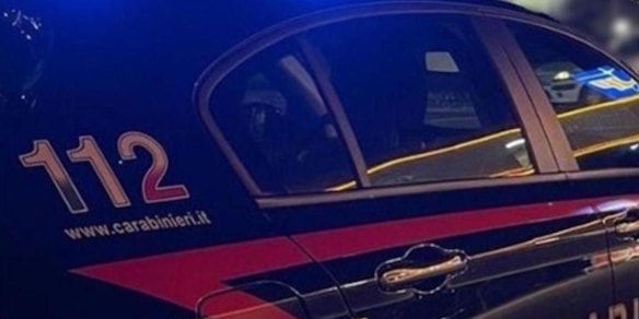 Accoltella i genitori e il fratello a Fano nella notte, fermato un ragazzo
