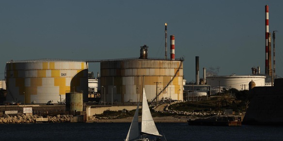 Il prezzo del petrolio allunga il passo, +3%