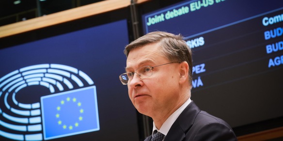 Dombrovskis, economia a rischio stagflazione, impatto crisi fino a 0,4%