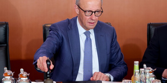 Merz, non vogliamo la divisione della Nato, mantenere il sangue freddo