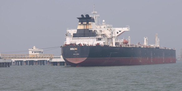 Prima petroliera non iraniana attraversa Hormuz dal cessate il fuoco