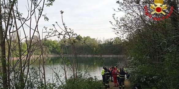 Uomo trovato morto in un' auto finita in un laghetto