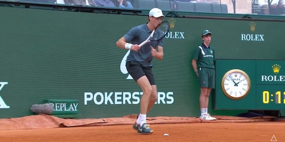 Sinner e il problema con il fazzoletto di carta: gli cade dalla tasca durante uno scambio con Zverev