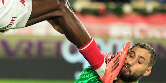 Donnarumma colpito da Singo: il calcio in faccia al portiere italiano diventa la foto dell’anno