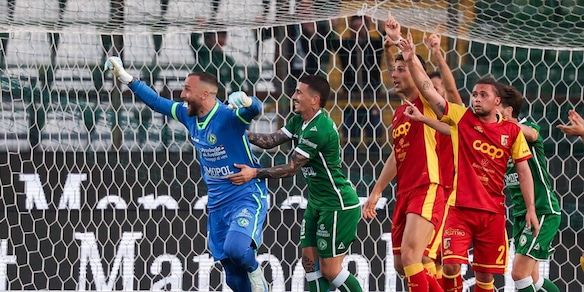 Incredibile al Partenio: l'Avellino pareggia con gol del portiere. L'Entella ferma il Venezia