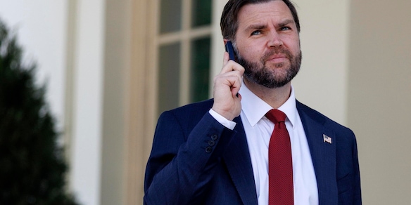 Stretta di mano tra Vance e il presidente del Parlamento iraniano