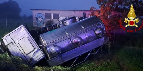 Scontro tra un autocarro e una macchina a Modena, tre morti