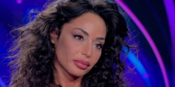 Raffaella Fico piange in tv per Armando Izzo. Lui beccato con un'altra