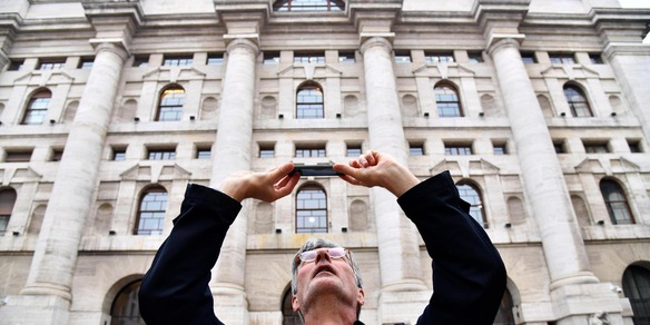 Borsa: Milano apre in calo, -0,79%