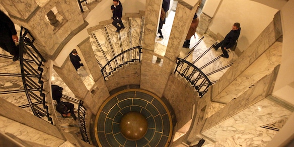 Borsa: Milano debole (-0,6%), flop di Cucinelli e Unicredit