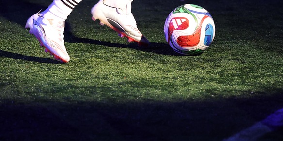 Arbitro chiede permesso di soggiorno a due calciatori migranti, polemiche nel Padovano