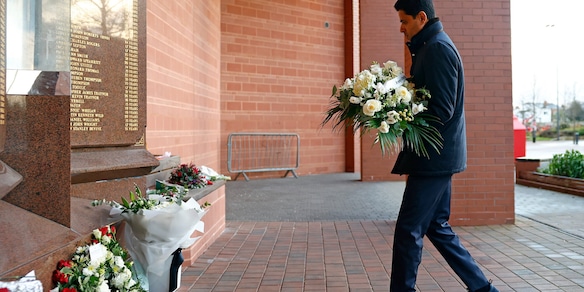 Il Psg rende omaggio a Diogo Jota: fiori, commozione e lacrime ad Anfield