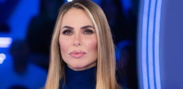 Grande Fratello, scoppia il caso dei piedi sporchi. "Lenzuola da bruciare"