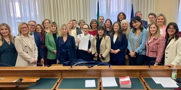 Commissione femminicidio approva relazione sulla violenza economica di genere