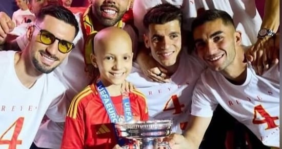 La Spagna piange Maria, la piccola calciatrice mascotte della Nazionale morta di cancro. Morata: "Ci rivedremo, piccola..."