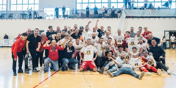 Benevento, la festa è doppia: calcio di nuovo in Serie B, il futsal torna in A con il double. "È un segnale forte"