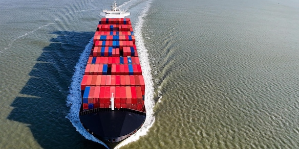 Petroliere attraversano lo Stretto di Hormuz