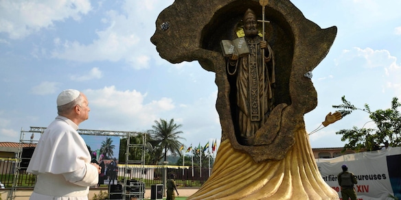 Il Papa, 'nessuno sia lasciato solo ad affrontare le avversità'