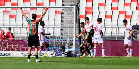 Il Bari cade al San Nicola, passa il Venezia. Colpo Avellino a Mantova, sei gol dello Spezia