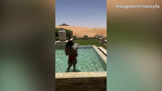 Myriam Sylla si rilassa in piscina leggendo un libro