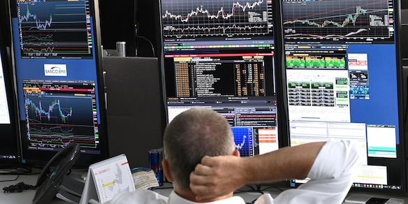 Borsa: Milano in calo, in otto staccano il dividendo