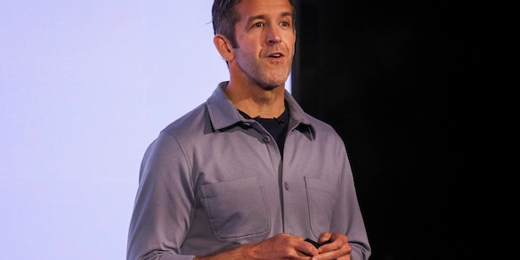 Apple nomina John Ternus Ceo, Cook è presidente esecutivo