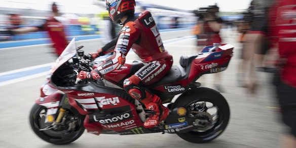 Marc Marquez vince la Sprint in Spagna davanti Bagnaia e Morbidelli: tre Ducati sul podio