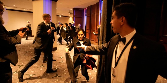 Alla cena dei corrispondenti anche Erika Kirk in lacrime