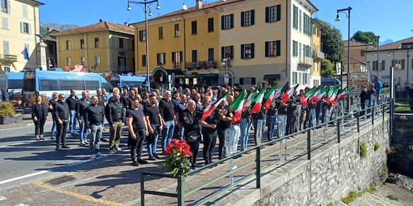 Saluti romani a Dongo, antifascisti cantano 'Bella ciao'