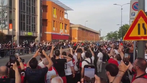 La carica di San Siro per l'arrivo del pullman del Milan