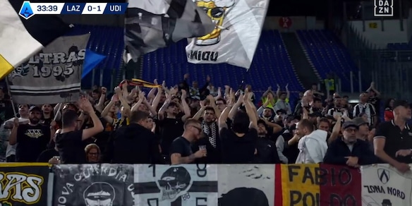 I tifosi dell'Udinese celebrano il gemellaggio con la Roma all'Olimpico contro la Lazio: il dettaglio non passa inosservato