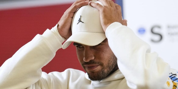 Alcaraz può saltare anche Wimbledon, in Spagna lanciano l'allarme: "L'infortunio è serio, non può rischiare"