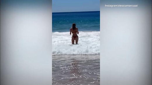 Alessia Marcuzzi tra le onde in Brasile