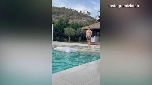 Ibra, rovesciata con...una pallina da tennis