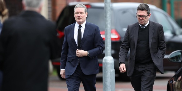 Il premier britannico Starmer potrebbe dimettersi a favore di Burnham