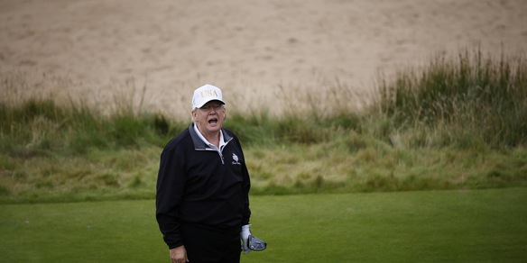 'Trump ha convocato i consiglieri di sicurezza al golf club per parlare di Iran'