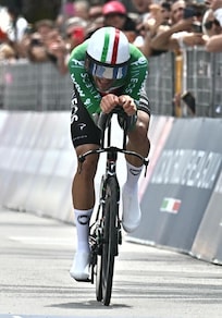 Giro: Ganna vince la 10/a tappa a cronometro