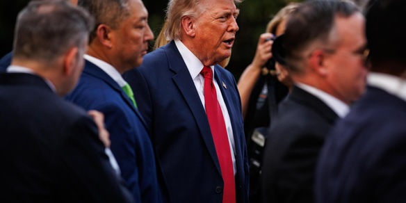 Trump, 'con Iran trattiamo, risolveremo in un modo o in un altro'