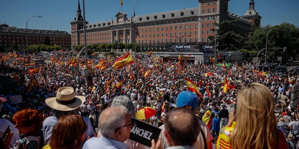 In migliaia sfilano a Madrid chiedendo le dimissioni di Sanchez