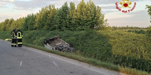 Al lavoro in due su una bici, giovani morti investiti