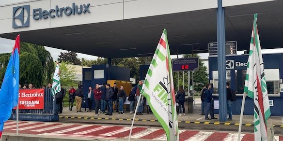 Electrolux taglia 1.719 posti, a Forlì -338 lavoratori, a Susegana -310