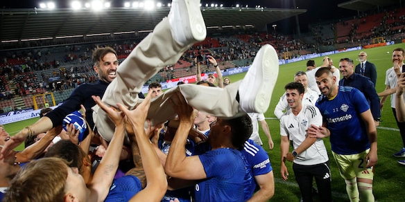 Il Como festeggia la Champions, pullman scoperti in giro per la città