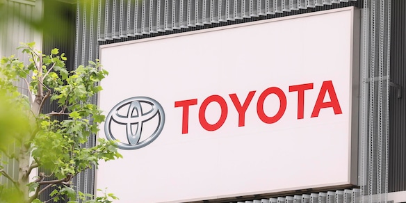 Toyota ridurrà produzione di 83.000 veicoli a causa della guerra in Medio Oriente