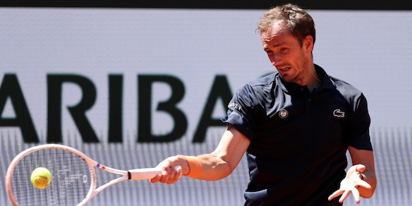 Medvedev incorreggibile: fuori con una wild card al Roland Garros, si lamenta di tutto e la moglie lo rimprovera
