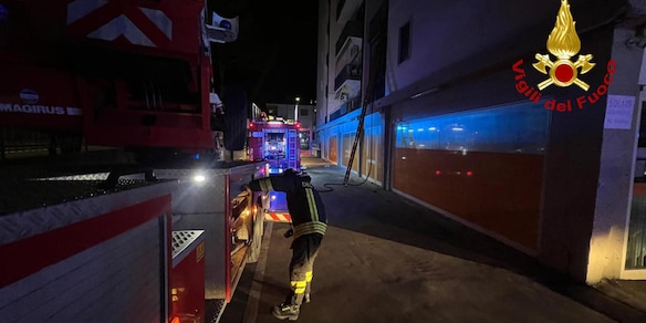 Si incendia ascensore esterno di un palazzo, 18 intossicati a Milano